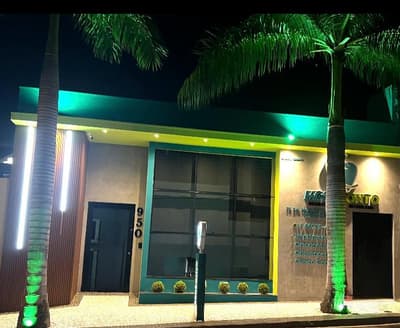 Fachada à noite